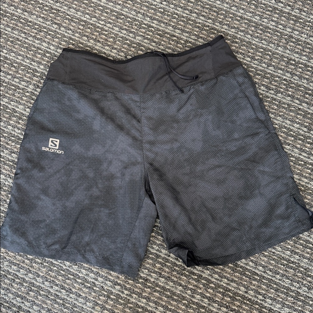 Salomon Men’s 7” running shorts with liner. Size M. Black/Grey